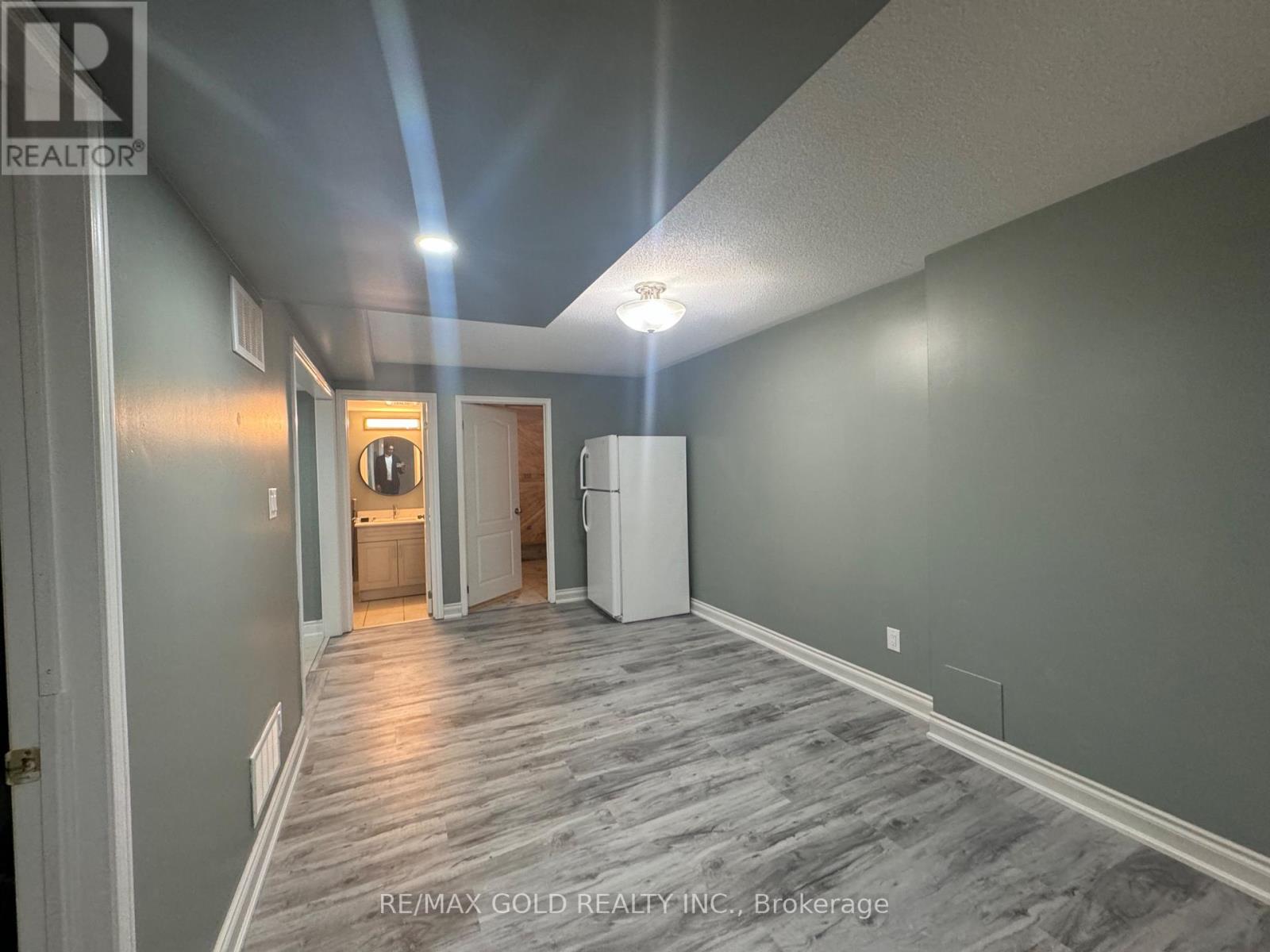 6 Lillian Crescent, Brampton, Ontario  L6R 2W7 - Photo 3 - W12628284