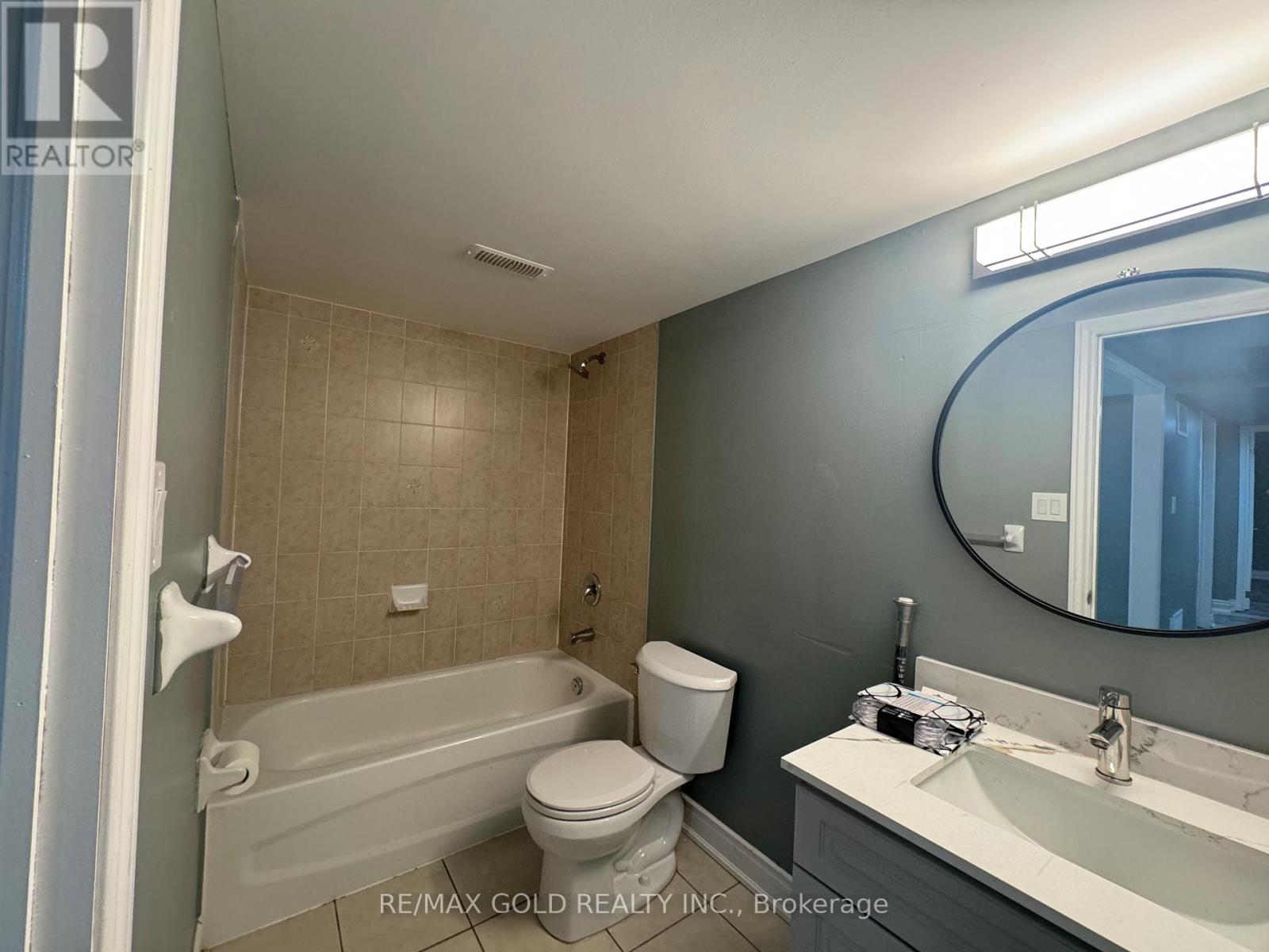 6 Lillian Crescent, Brampton, Ontario  L6R 2W7 - Photo 4 - W12628284