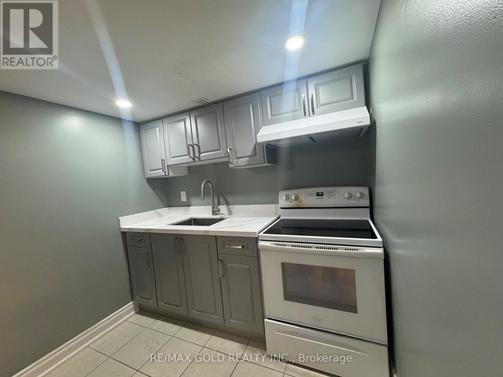 6 Lillian Crescent, Brampton, Ontario  L6R 2W7 - Photo 5 - W12628284