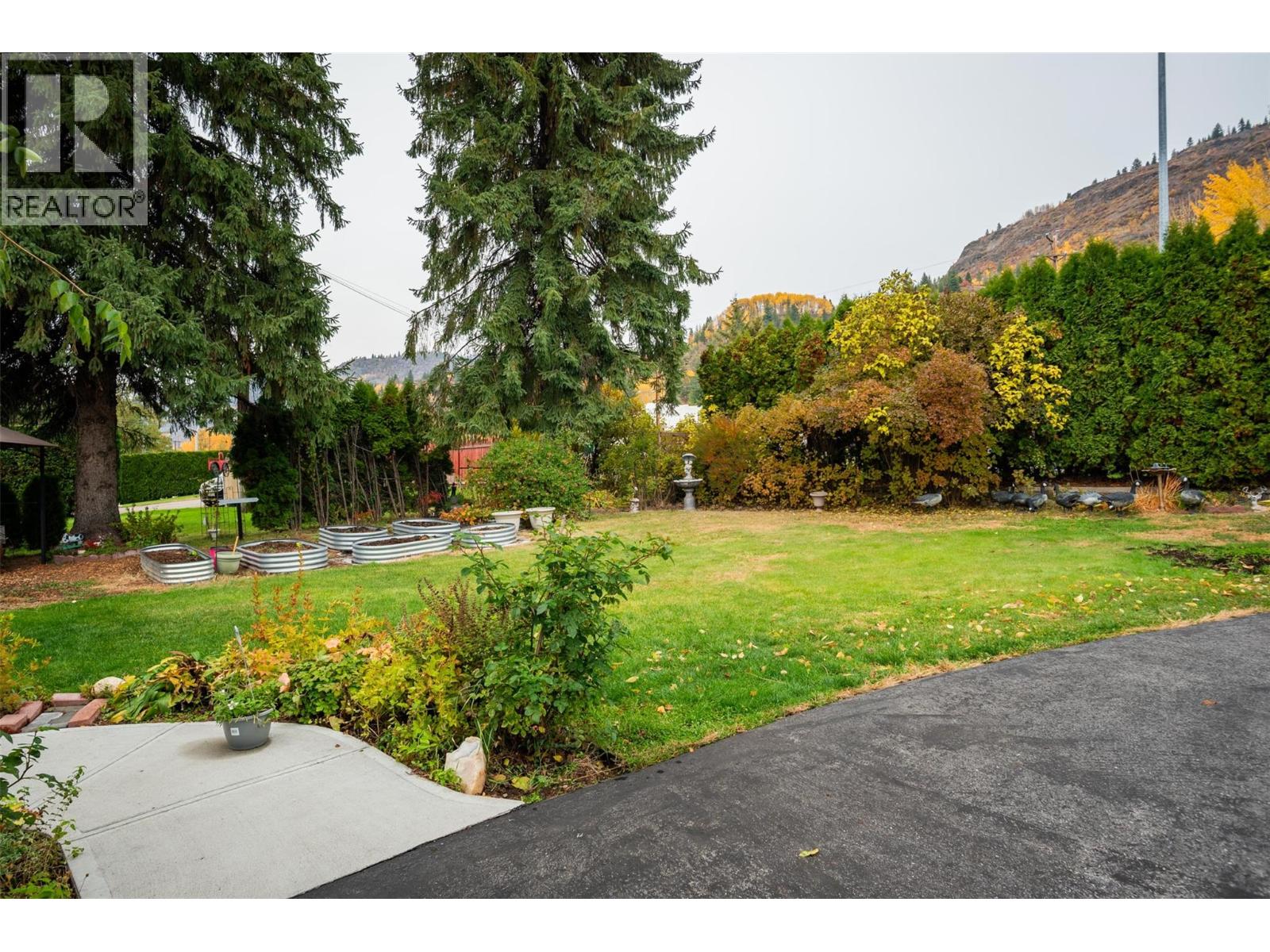 8329 Highway 3b, Trail, British Columbia  V1R 4W3 - Photo 36 - 10366962