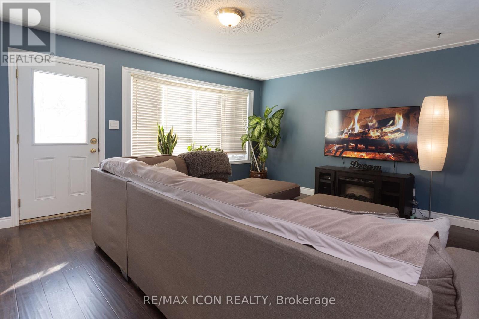 22 Shea Crescent, Kitchener, Ontario  N2E 1E8 - Photo 2 - X12628304