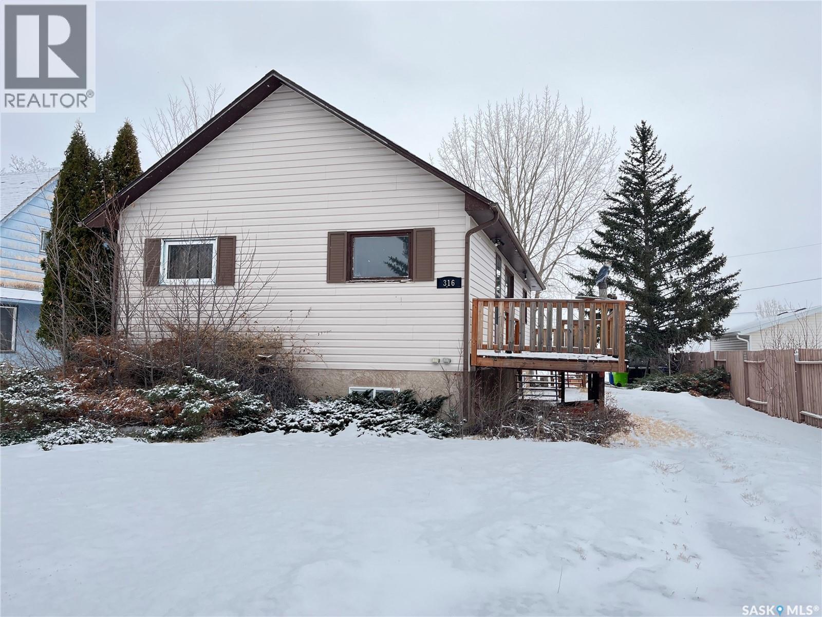 316 Lonsdale STREET, Maple Creek, Saskatchewan