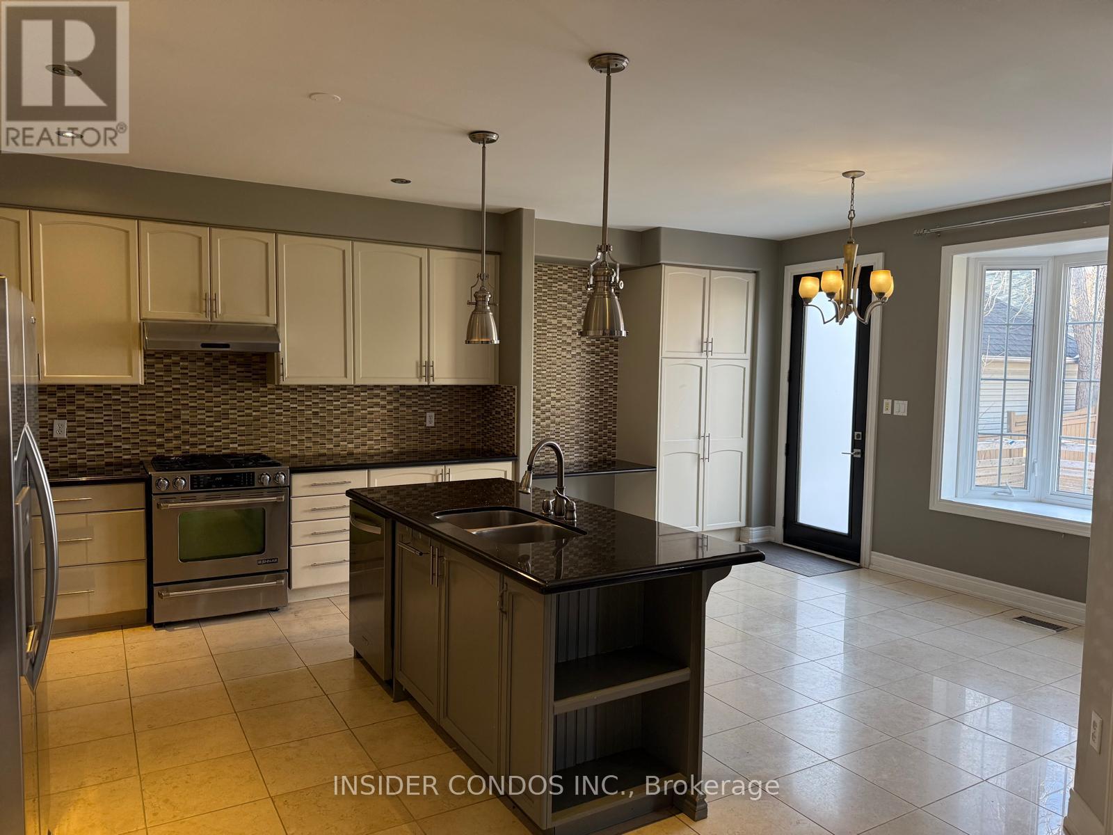 927 Gaslight Way, Mississauga, Ontario  L5W 1A2 - Photo 3 - W12628378