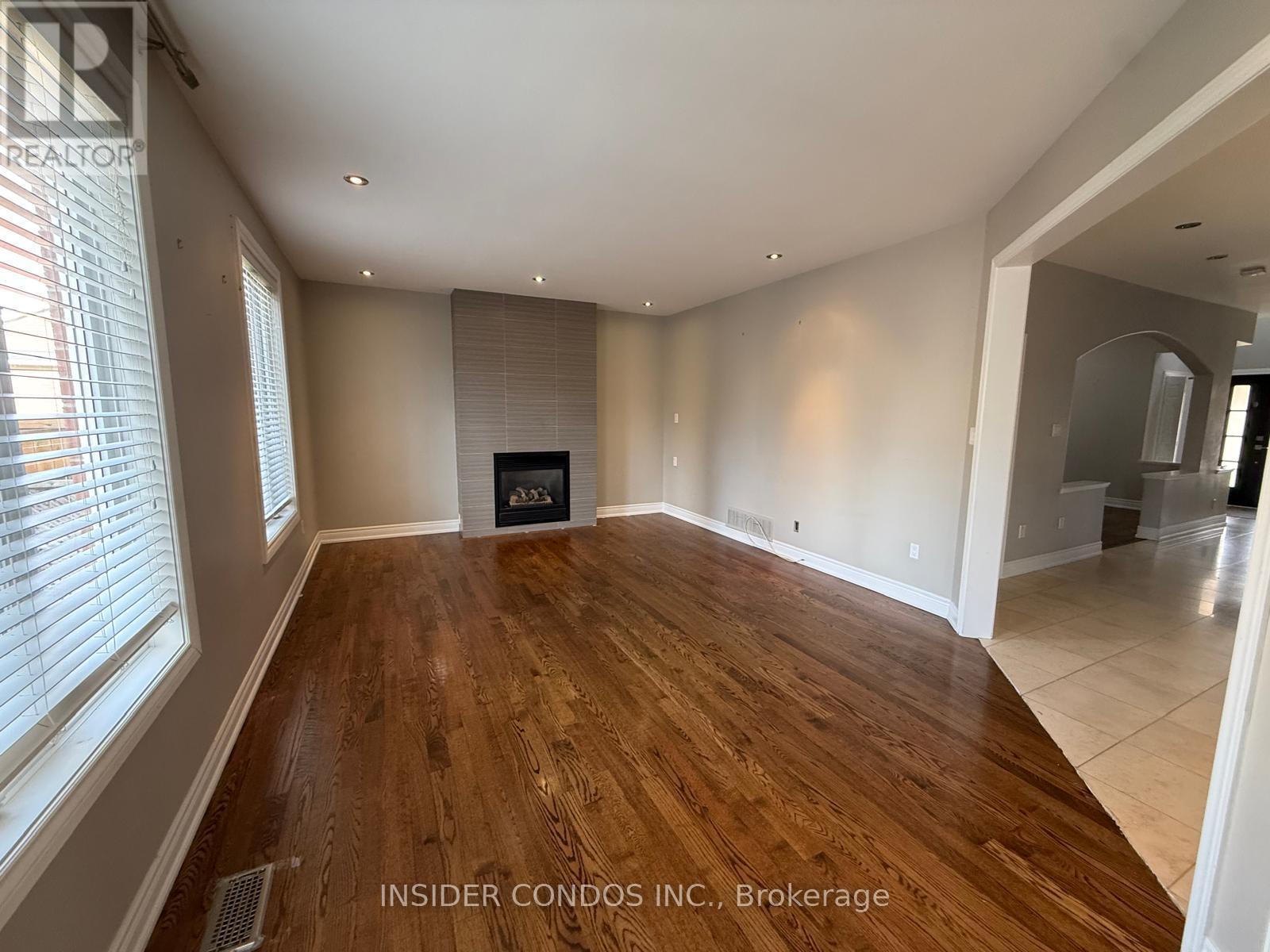 927 Gaslight Way, Mississauga, Ontario  L5W 1A2 - Photo 4 - W12628378