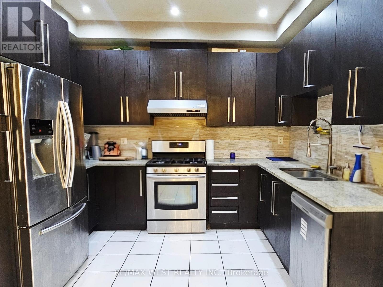 38 Wasaga Road, Brampton, Ontario  L6X 3B1 - Photo 11 - W12628398