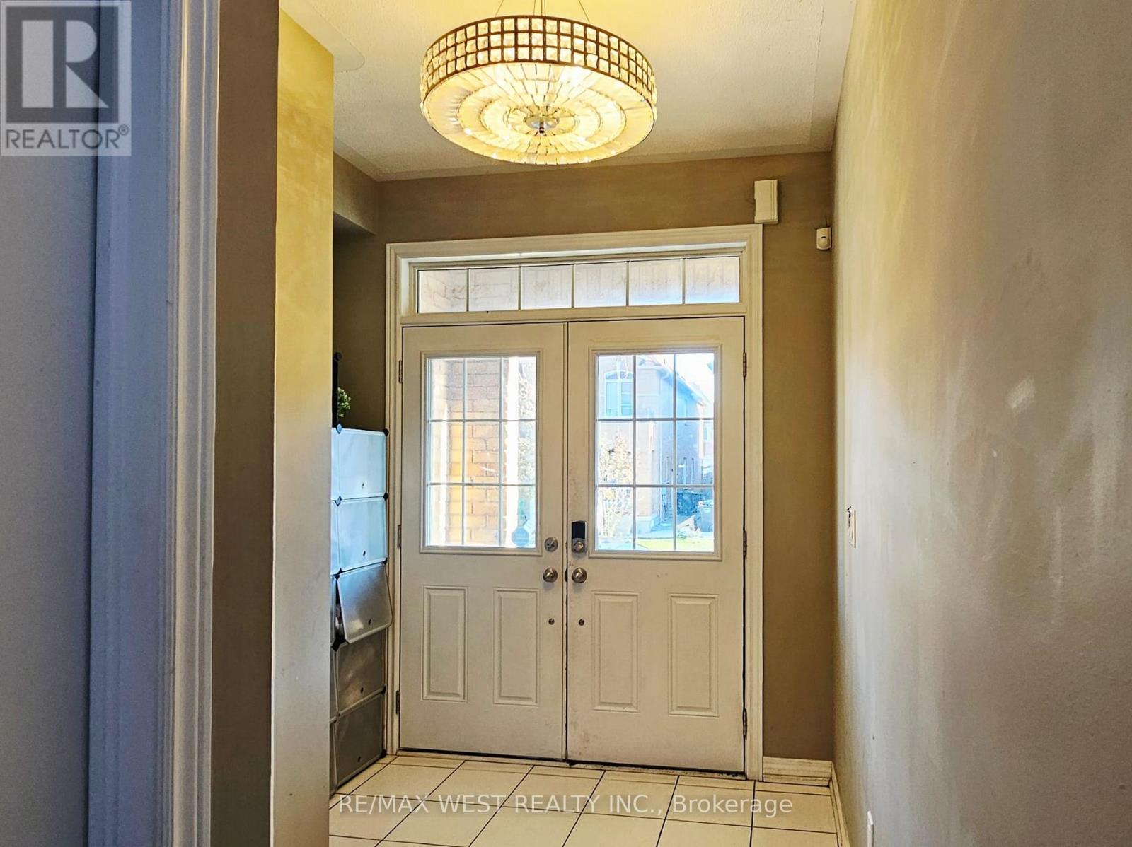 38 Wasaga Road, Brampton, Ontario  L6X 3B1 - Photo 4 - W12628398