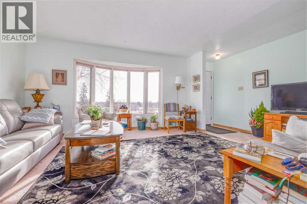 25 Highwood Place Nw, Calgary, Alberta T2K 2B9 - Photo 3 - A2270274