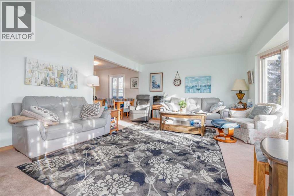 25 Highwood Place Nw, Calgary, Alberta T2K 2B9 - Photo 2 - A2270274