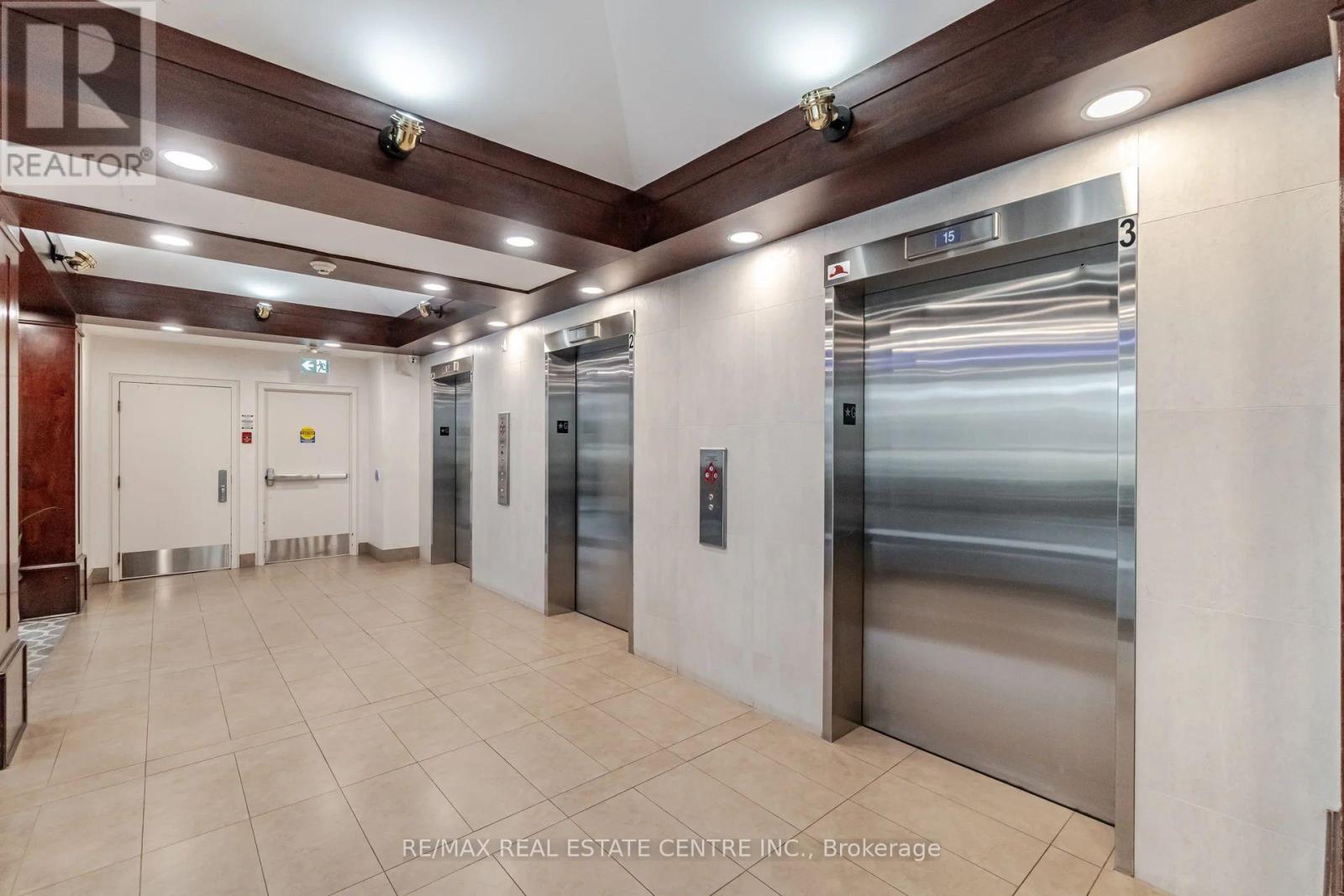 816 - 250 Webb Drive, Mississauga, Ontario  L5B 3Z4 - Photo 4 - W12628446