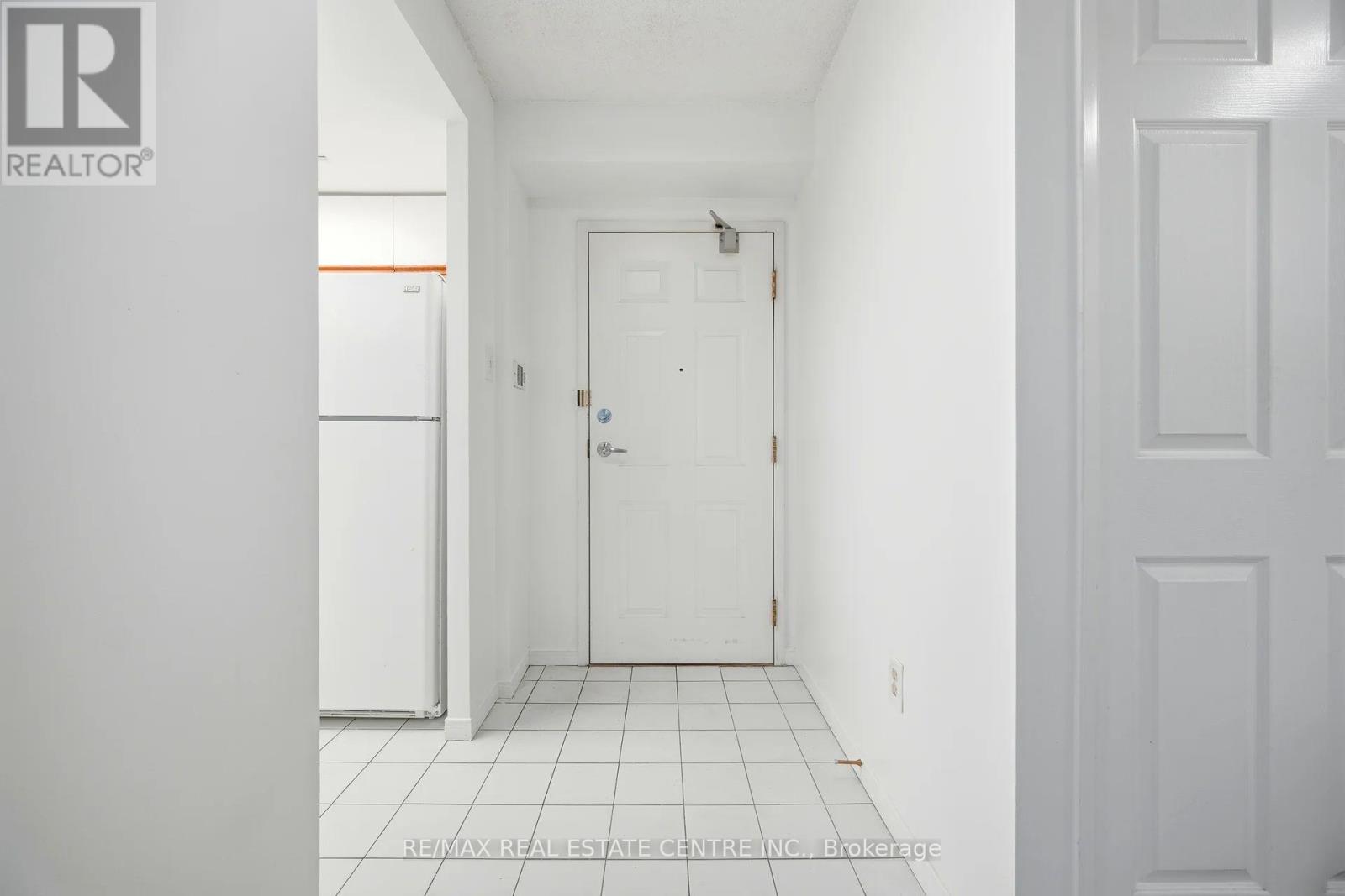 816 - 250 Webb Drive, Mississauga, Ontario  L5B 3Z4 - Photo 6 - W12628446