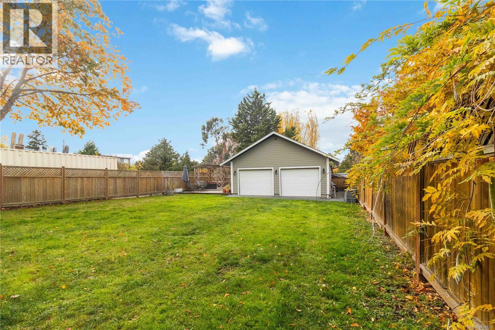 3354 Harriet Rd, Saanich, British Columbia  V8Z 3S4 - Photo 2 - 1018828