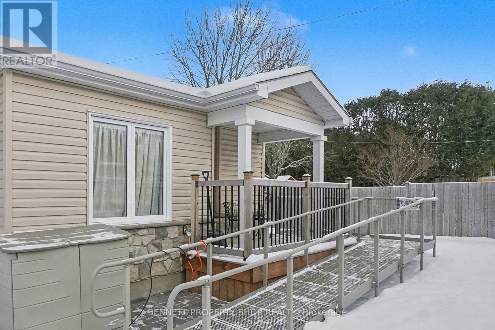 B - 833 Champlain Street, Ottawa, Ontario  K1C 1K2 - Photo 2 - X12628576