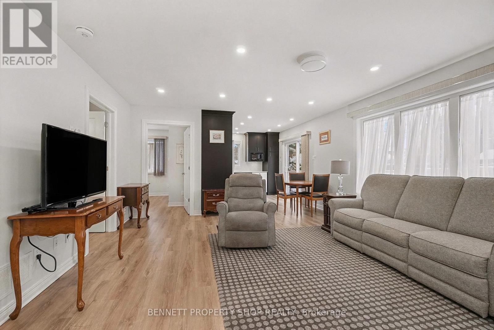 B - 833 Champlain Street, Ottawa, Ontario  K1C 1K2 - Photo 4 - X12628576