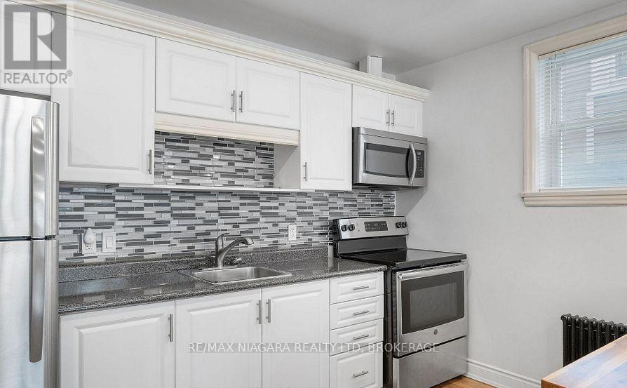 2 - 81 Maple Street, St. Catharines (Downtown), Ontario  L2R 2B1 - Photo 7 - X12628622