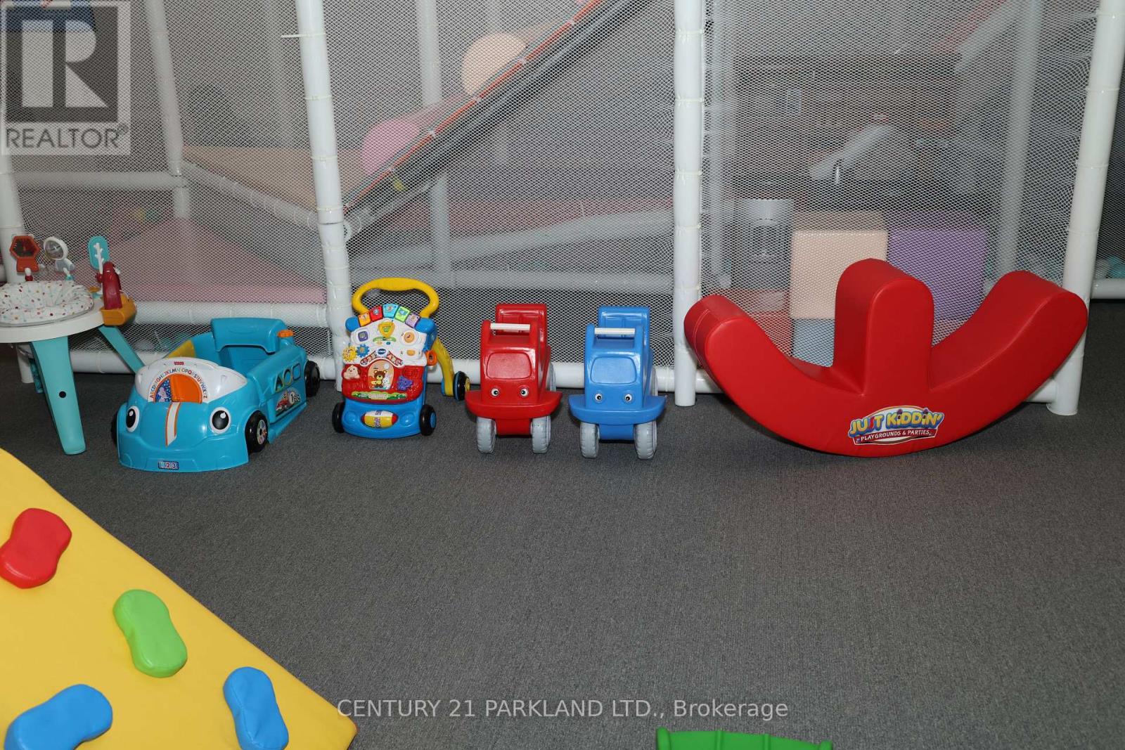 J2 - 43 First Commerce Drive, Aurora, Ontario  L4G 0G2 - Photo 2 - N12601934