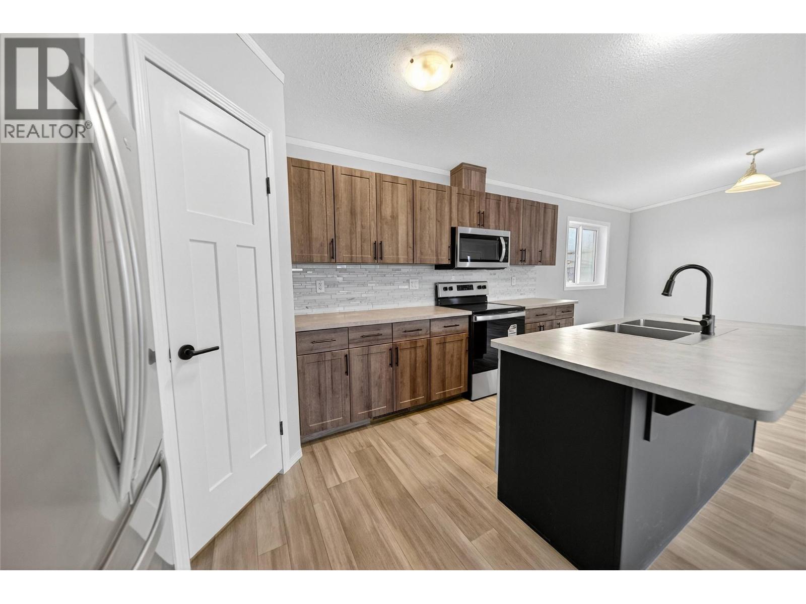 8948 Rundle Place, Canal Flats, British Columbia V0B 1B0 - Photo 5 - 10369951