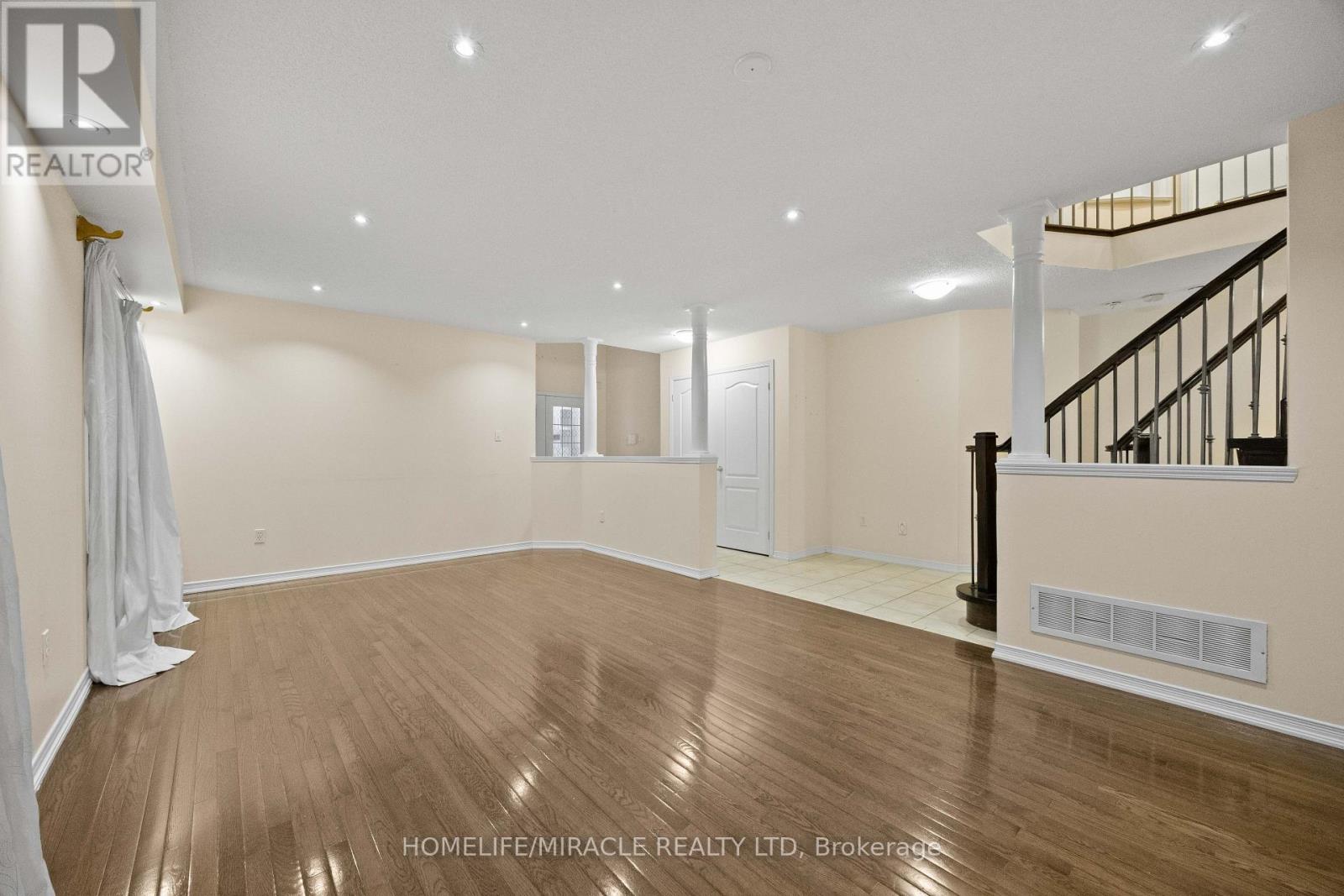 28 Bramfield Street, Brampton, Ontario  L7A 2W2 - Photo 5 - W12617176