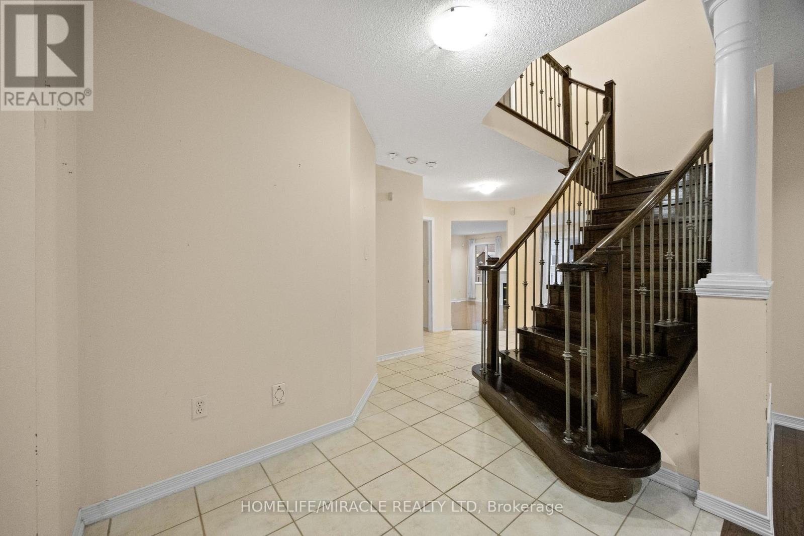 28 Bramfield Street, Brampton, Ontario  L7A 2W2 - Photo 7 - W12617176