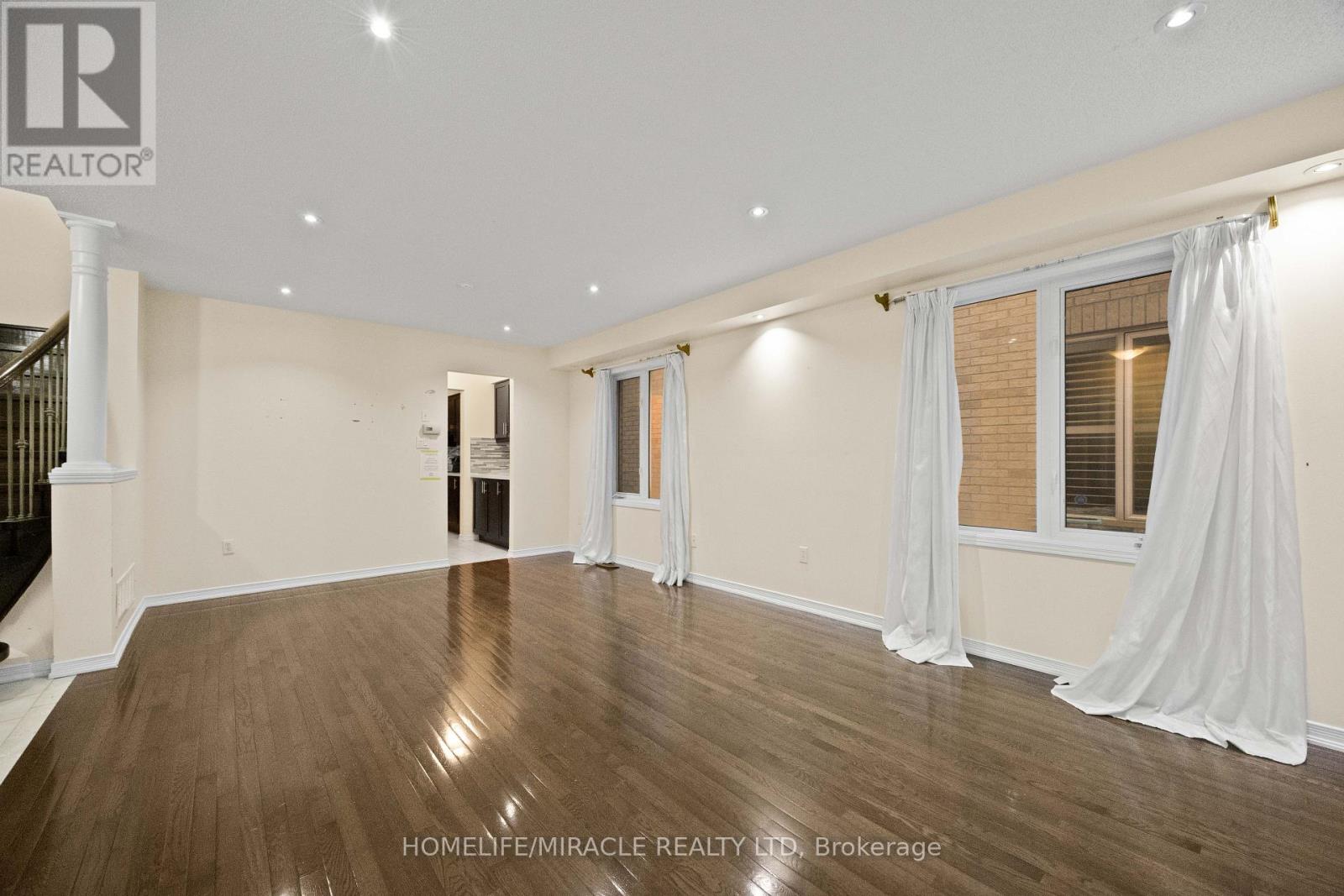 28 Bramfield Street, Brampton, Ontario  L7A 2W2 - Photo 6 - W12617176