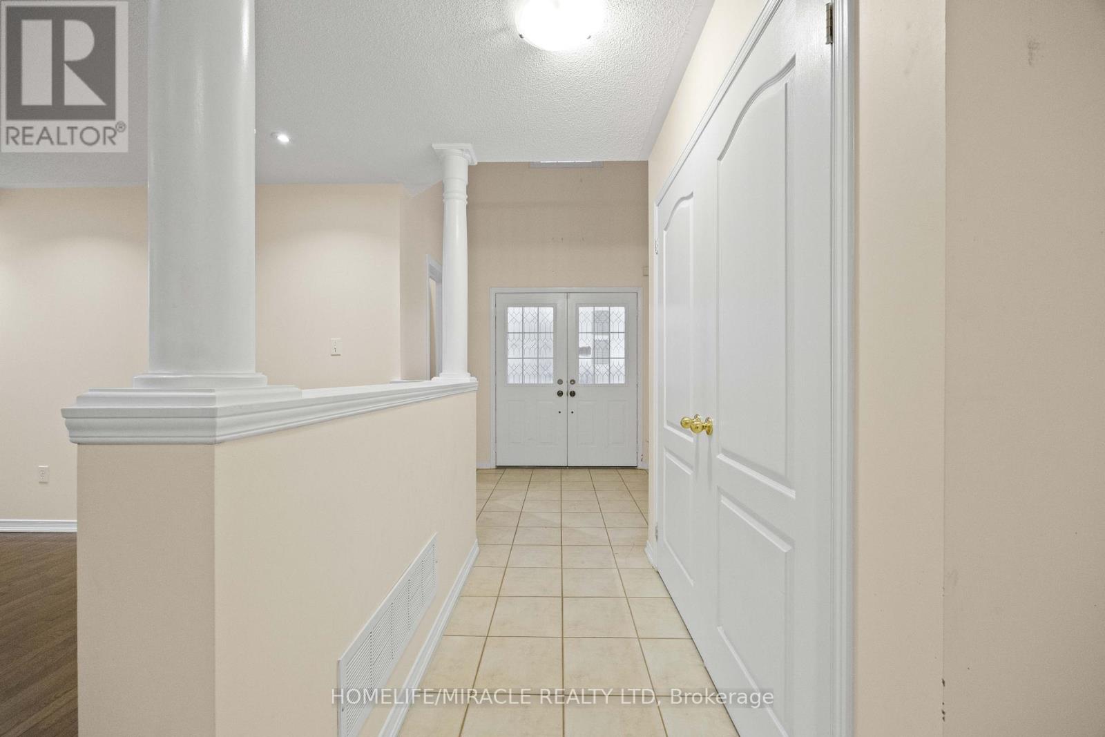 28 Bramfield Street, Brampton, Ontario  L7A 2W2 - Photo 4 - W12617176