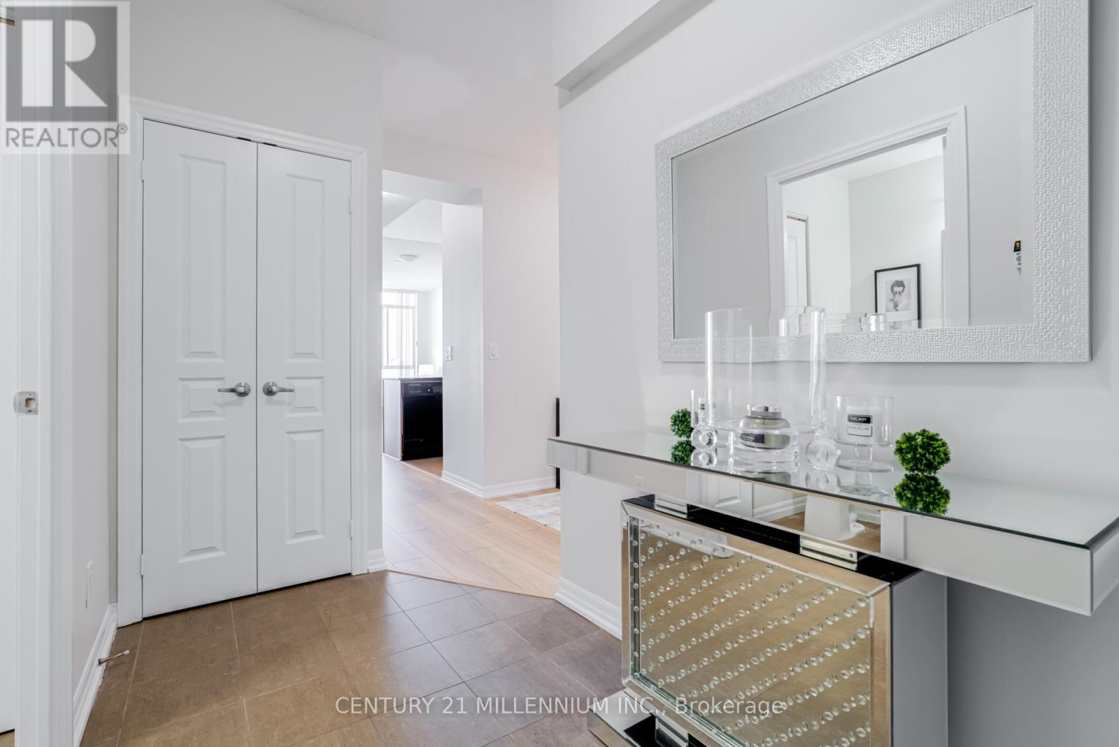 2505 - 225 Webb Drive, Mississauga, Ontario  L5B 4P2 - Photo 4 - W12628650