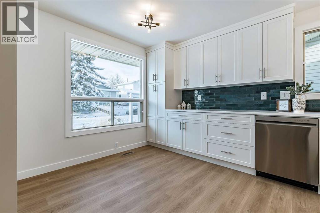 15 Woodford Crescent Sw, Calgary, Alberta T2W 4C5 - Photo 8 - A2272502