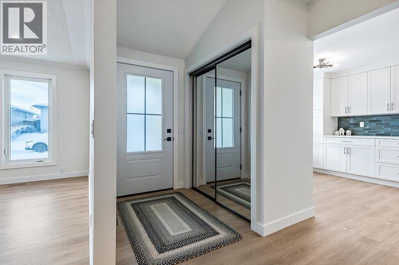 15 Woodford Crescent Sw, Calgary, Alberta T2W 4C5 - Photo 3 - A2272502