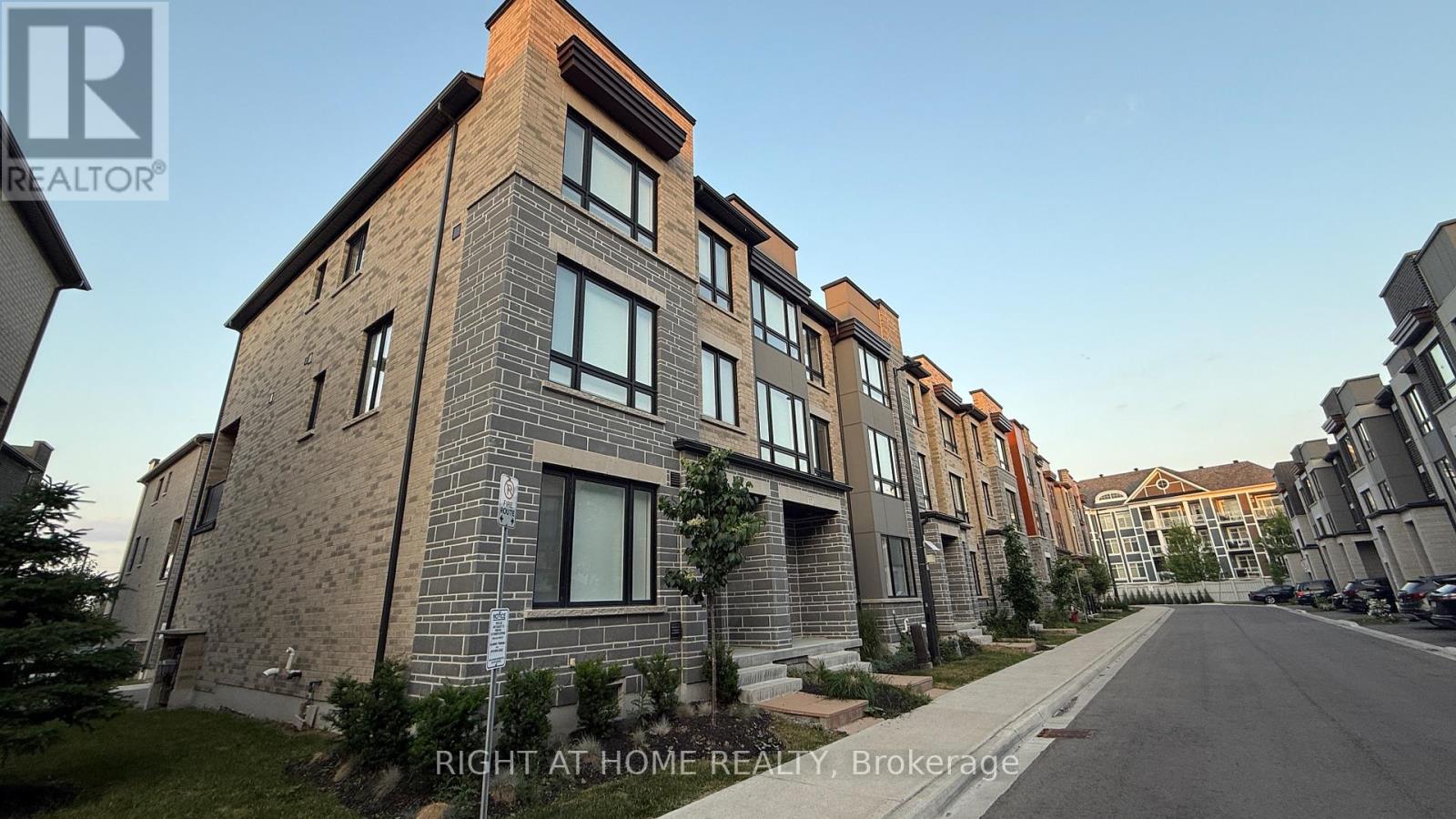 19 STEAMBOAT WAY, Whitby, Ontario