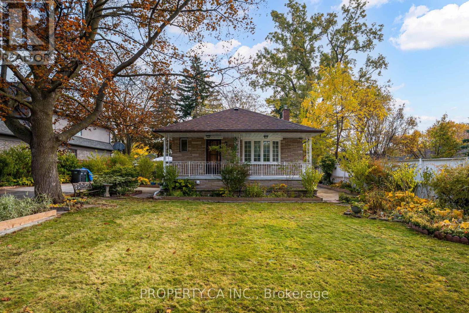 574 Drymen Crescent, Mississauga, Ontario  L5G 2P1 - Photo 1 - W12628660