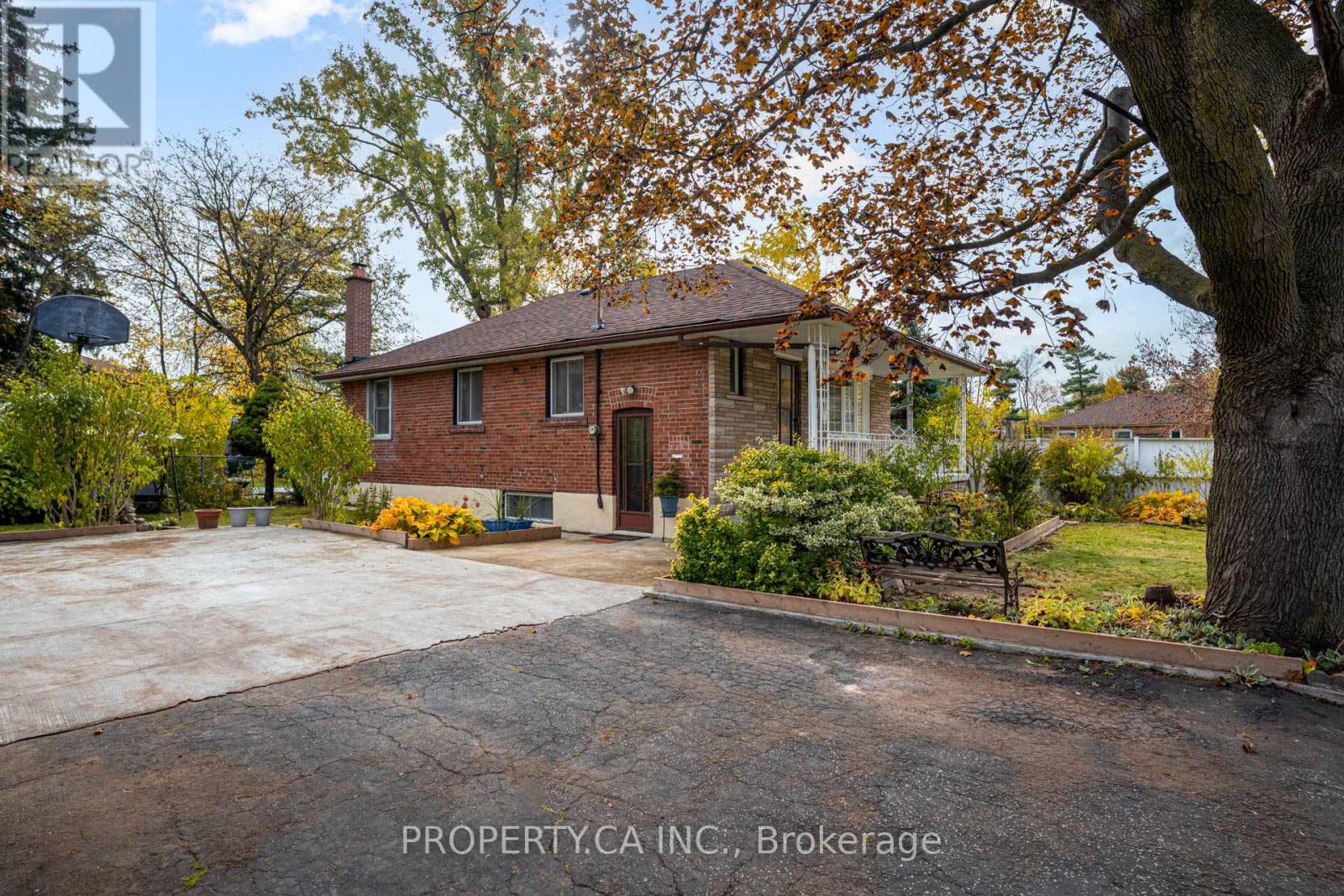 574 Drymen Crescent, Mississauga, Ontario  L5G 2P1 - Photo 2 - W12628660