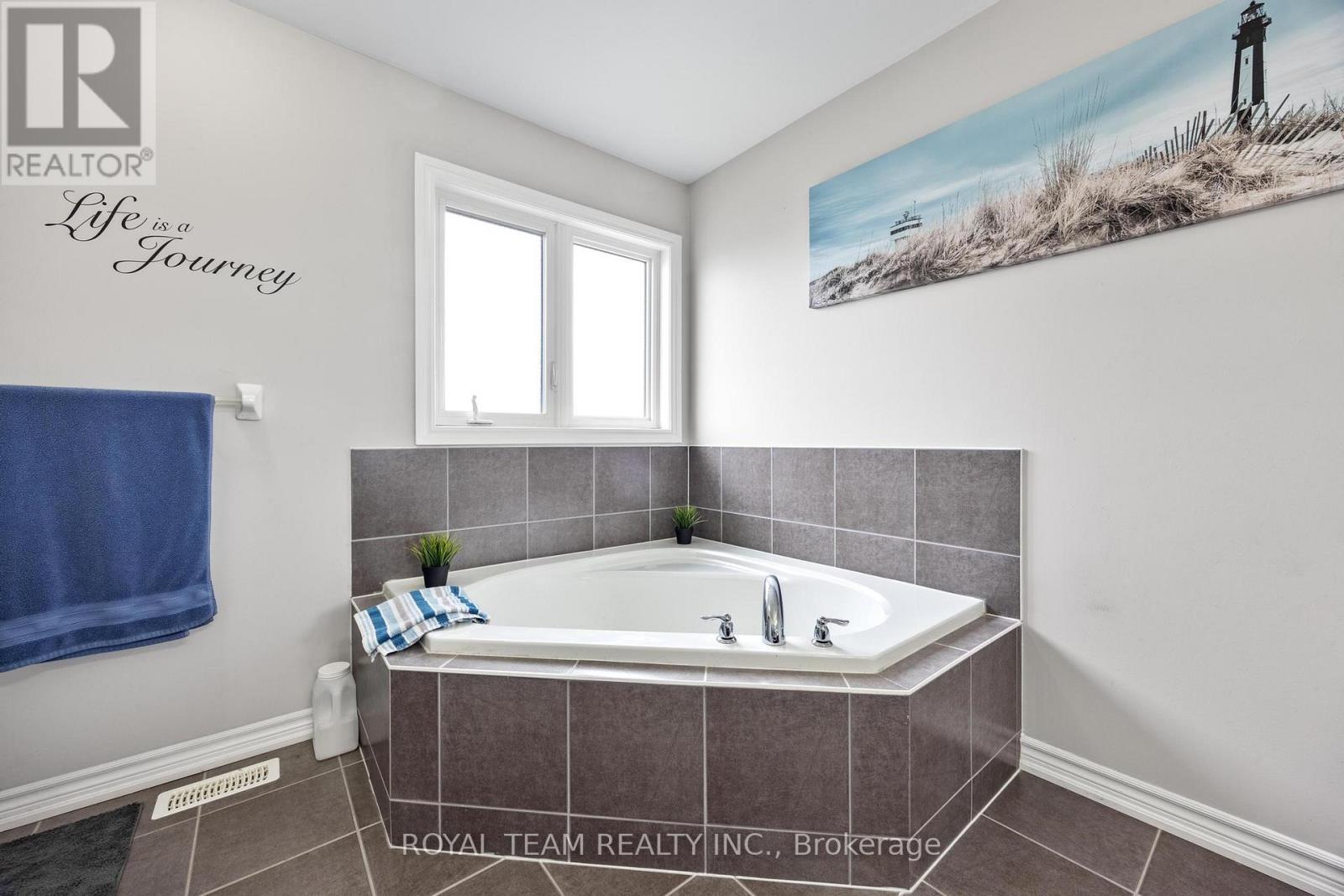 218 Richardson Crescent, Bradford West Gwillimbury (Bradford), Ontario  L3Z 0R6 - Photo 30 - N12628754