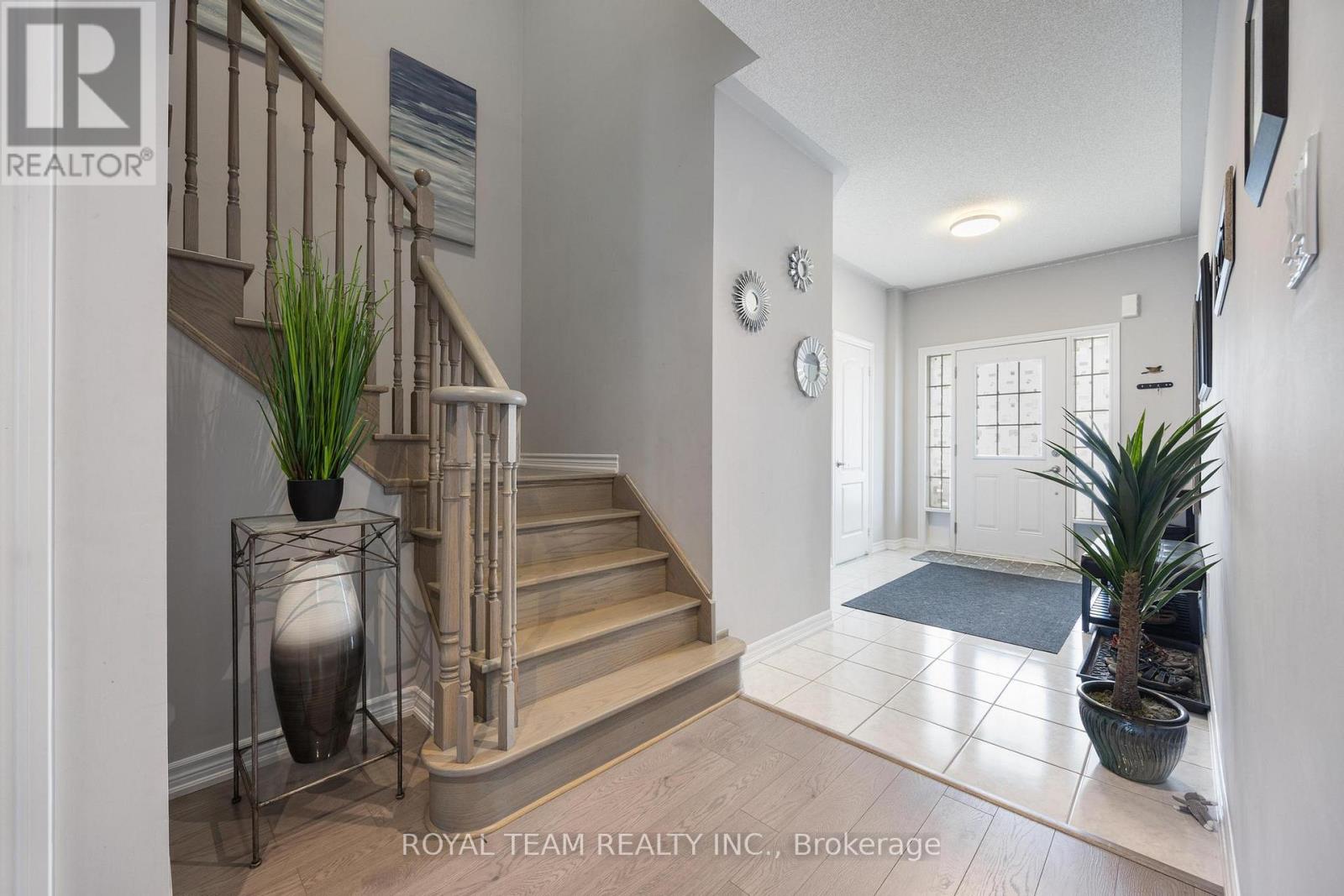 218 Richardson Crescent, Bradford West Gwillimbury (Bradford), Ontario  L3Z 0R6 - Photo 5 - N12628754