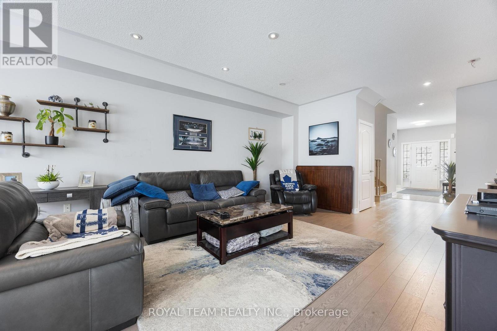 218 Richardson Crescent, Bradford West Gwillimbury (Bradford), Ontario  L3Z 0R6 - Photo 8 - N12628754