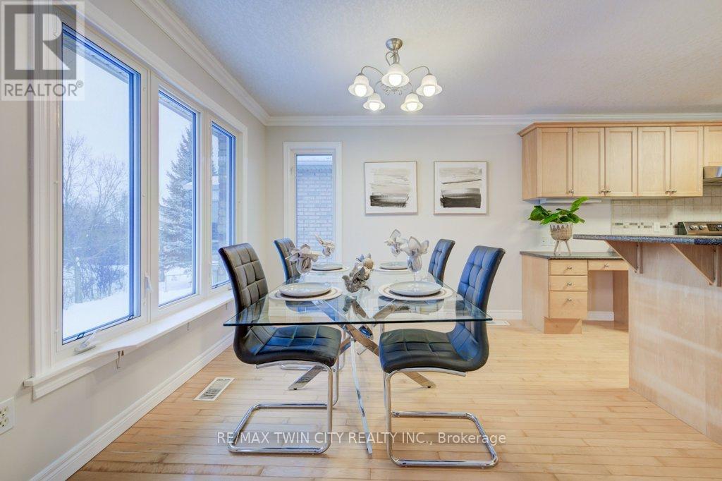 670 Salzburg Drive, Waterloo, Ontario  N2V 2N8 - Photo 11 - X12628714