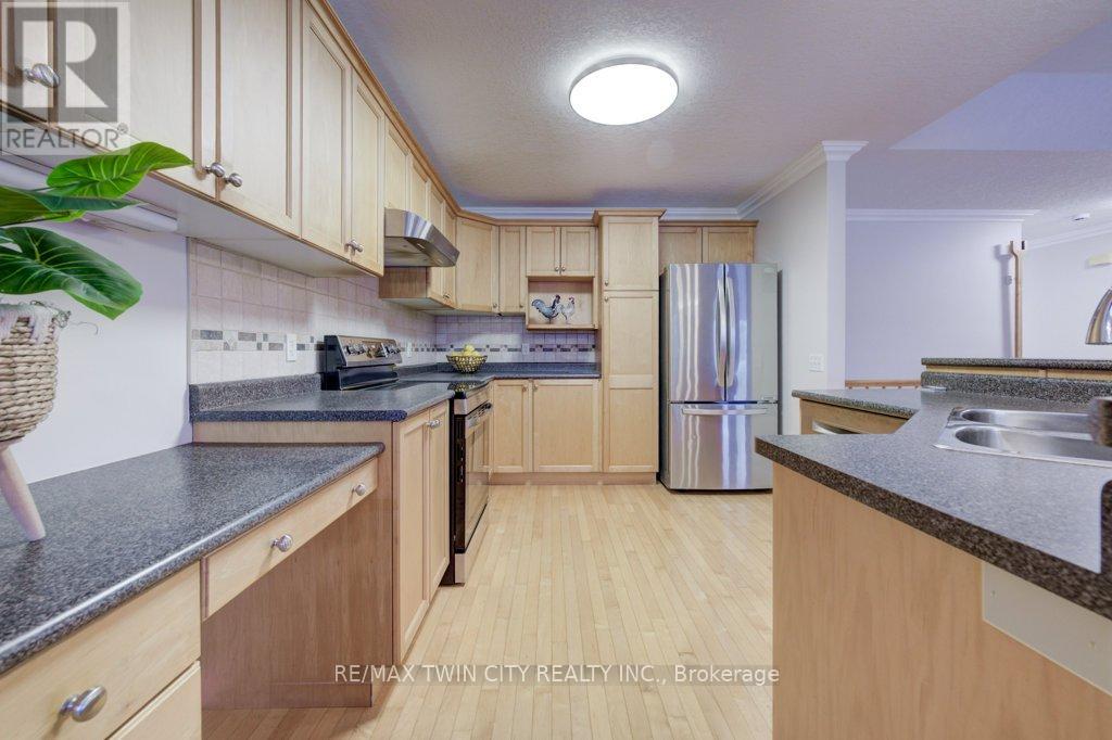 670 Salzburg Drive, Waterloo, Ontario  N2V 2N8 - Photo 13 - X12628714