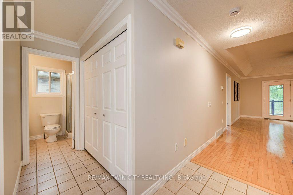 670 Salzburg Drive, Waterloo, Ontario  N2V 2N8 - Photo 3 - X12628714