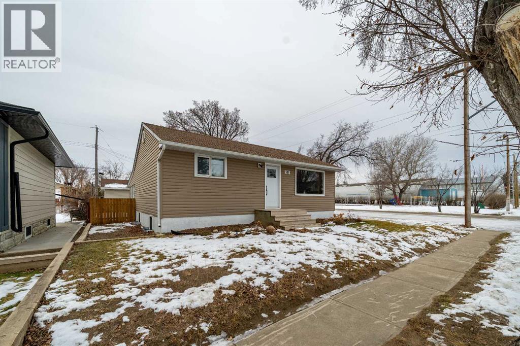 301 3 Avenue E, Bow Island, Alberta T0K 0G0 - Photo 2 - A2274753