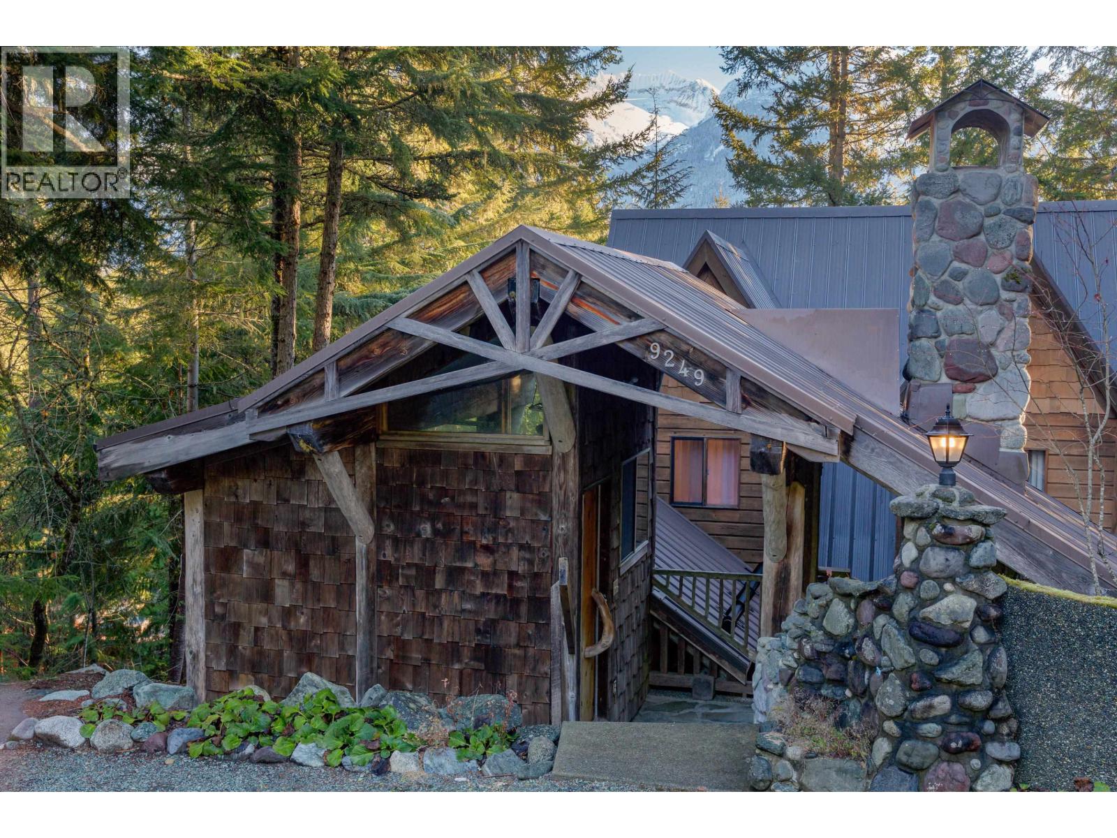 9249 Pinetree Lane, Whistler, British Columbia  V8E 0G5 - Photo 2 - R3069804