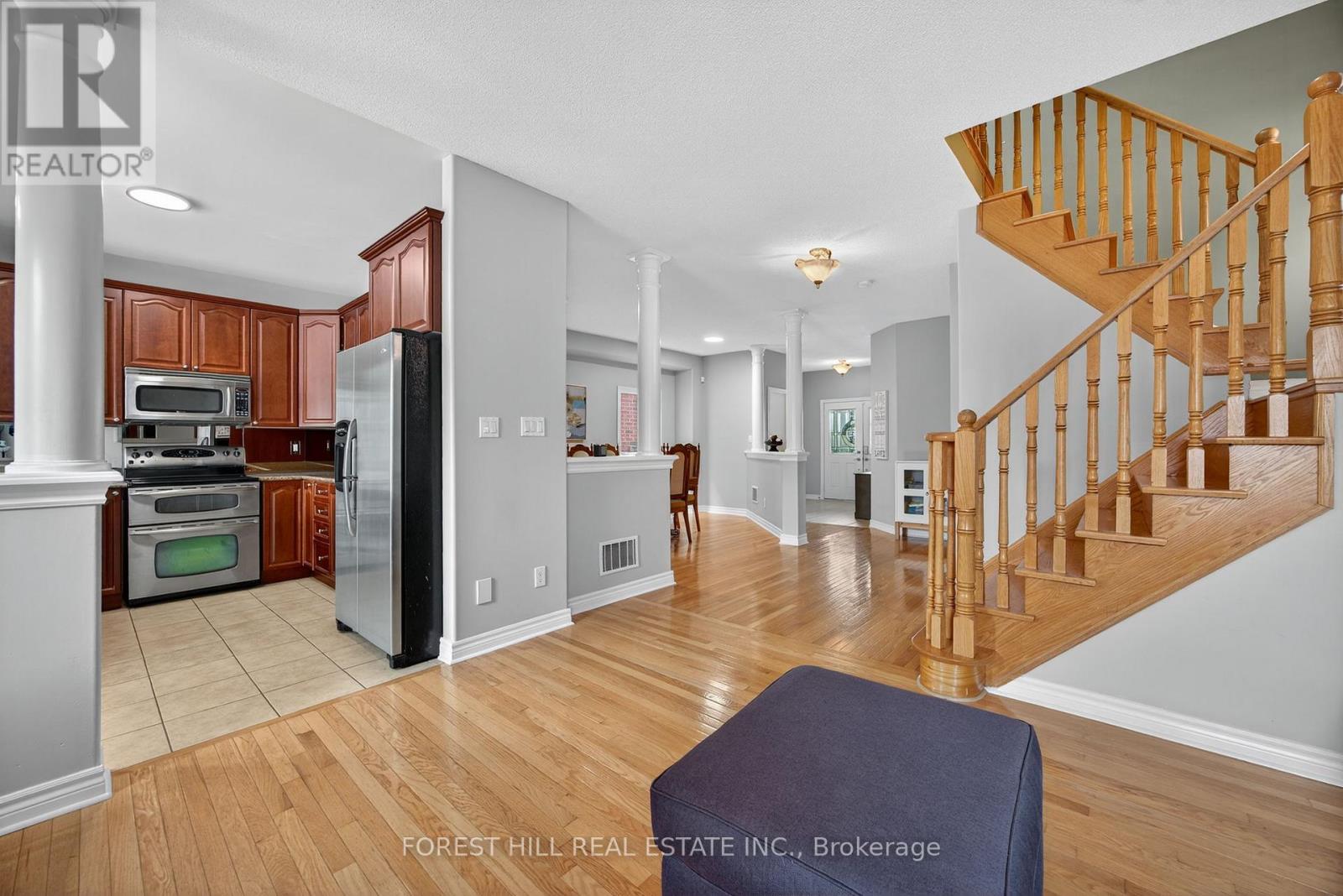 31 Connaught Lane, Barrie, Ontario  L4M 0A6 - Photo 8 - S12628834