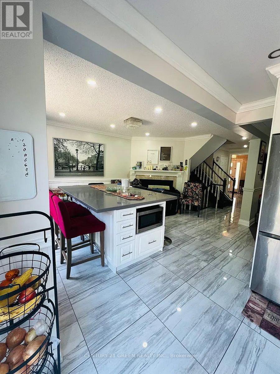 6335 Plowmans Drive, Mississauga, Ontario  L5N 3W1 - Photo 3 - W12628814