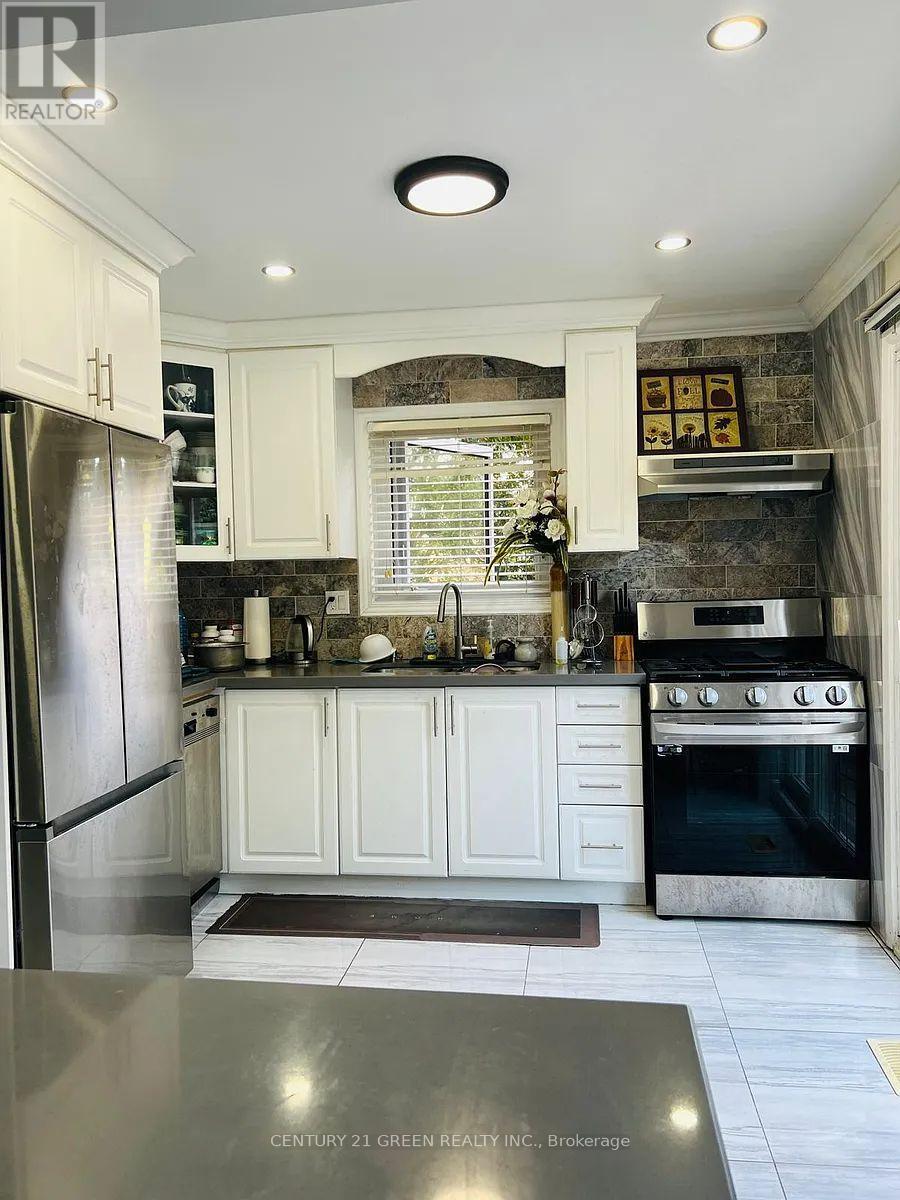 6335 Plowmans Drive, Mississauga, Ontario  L5N 3W1 - Photo 5 - W12628814