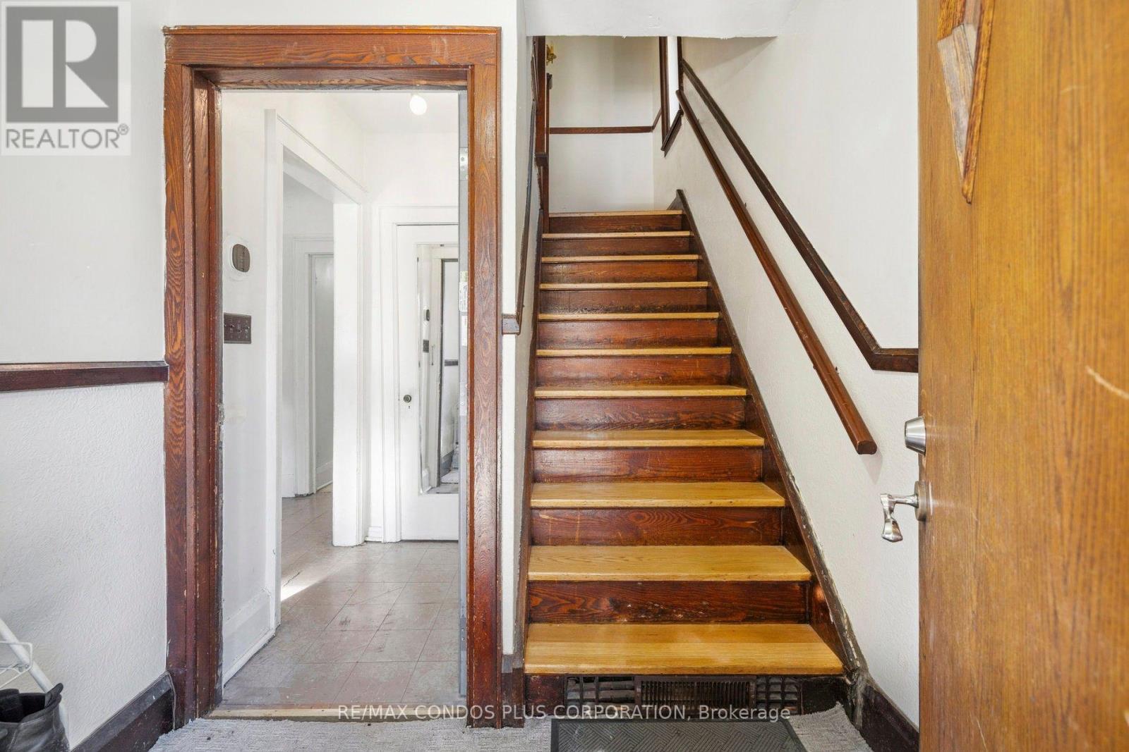 18 Leeds Street, Toronto, Ontario  M6G 1N7 - Photo 3 - W12628832