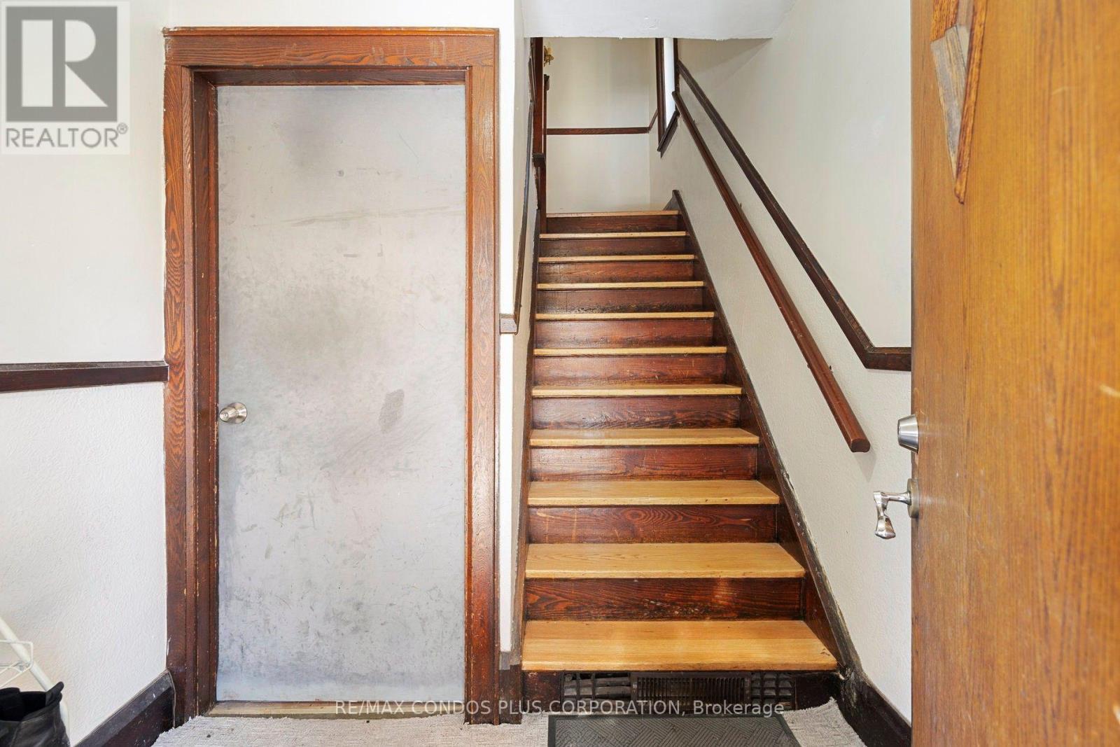 18 Leeds Street, Toronto, Ontario  M6G 1N7 - Photo 4 - W12628832