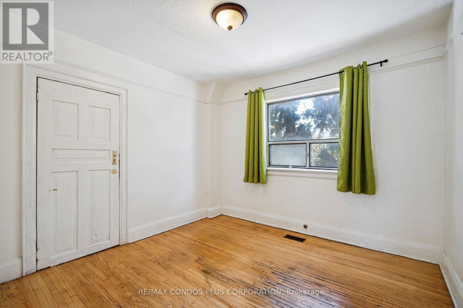 18 Leeds Street, Toronto, Ontario  M6G 1N7 - Photo 6 - W12628832