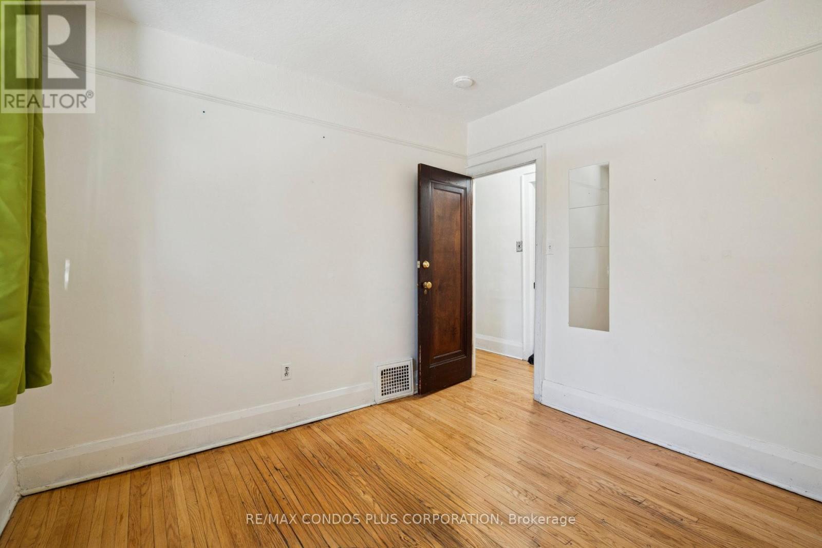 18 Leeds Street, Toronto, Ontario  M6G 1N7 - Photo 7 - W12628832