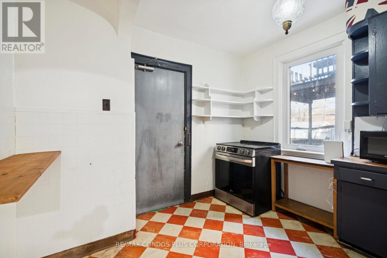 18 Leeds Street, Toronto, Ontario  M6G 1N7 - Photo 8 - W12628832