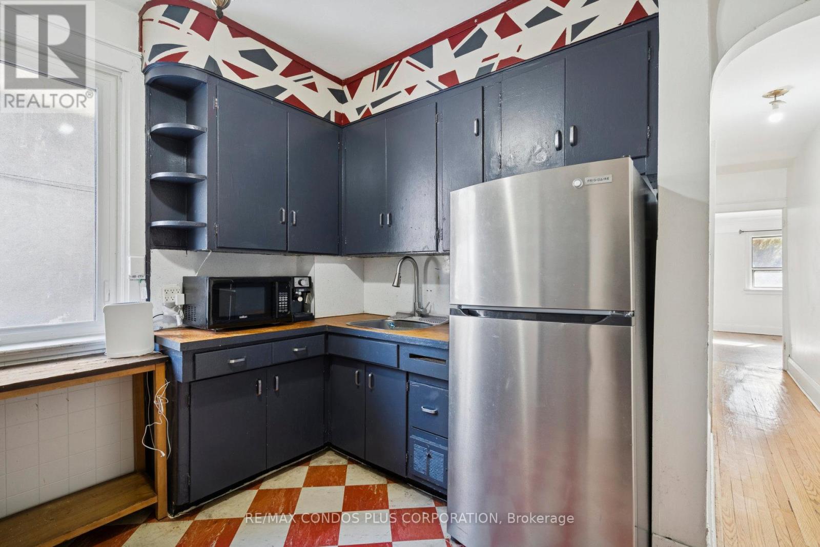 18 Leeds Street, Toronto, Ontario  M6G 1N7 - Photo 9 - W12628832