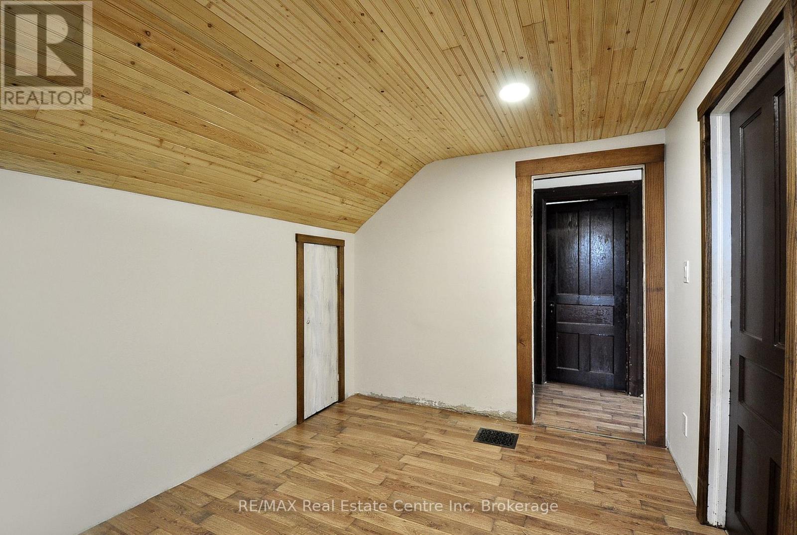 141 King Street, Brant, Ontario  N0E 1A0 - Photo 21 - X12498610