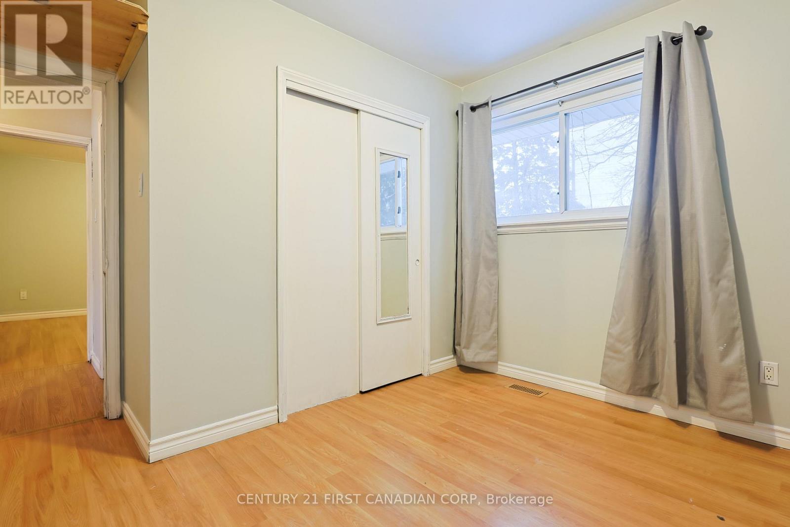 65 Irving Place, London East, Ontario  N5V 2H6 - Photo 5 - X12584732