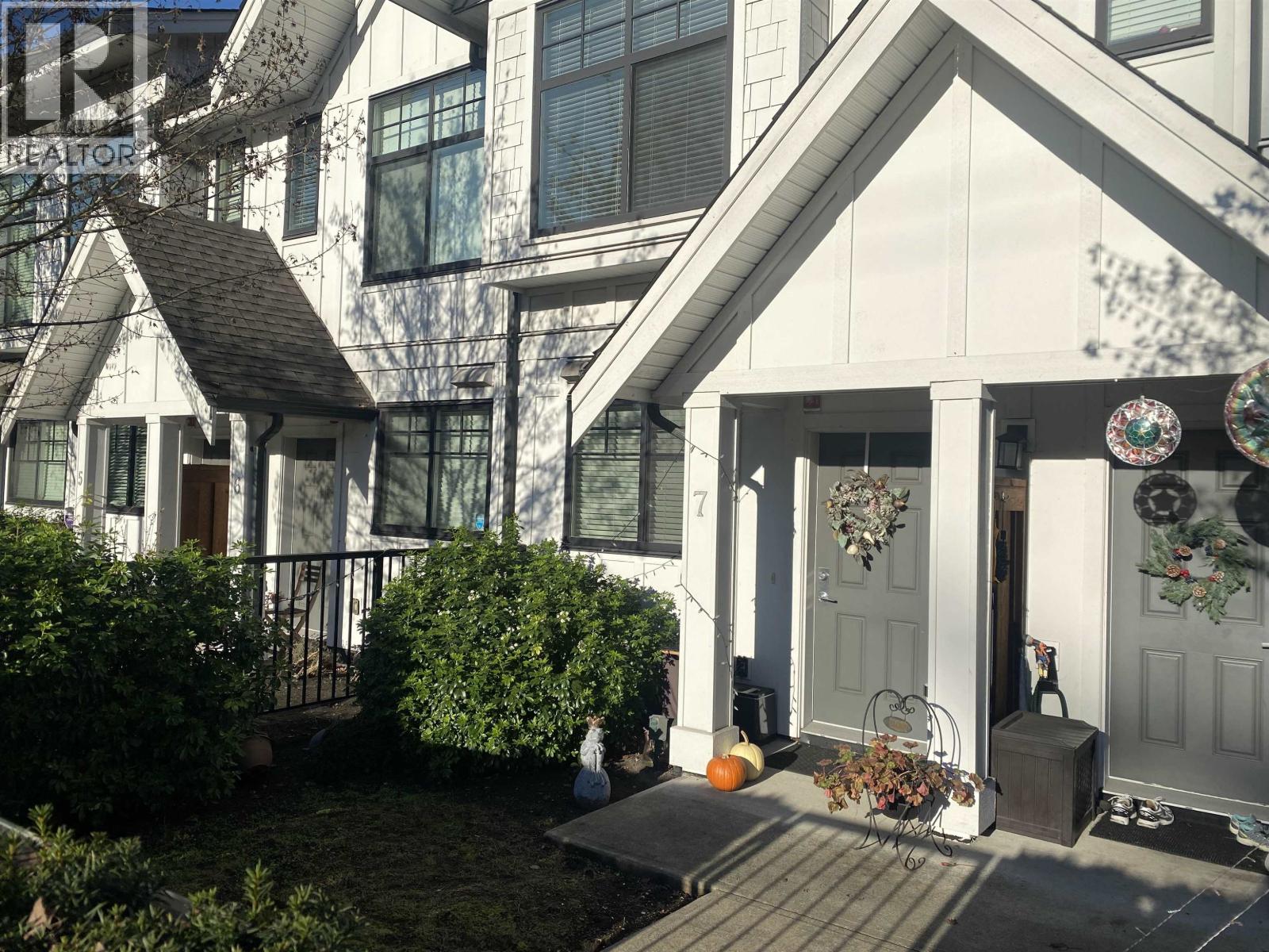 7 5122 CANADA WAY, Burnaby, British Columbia